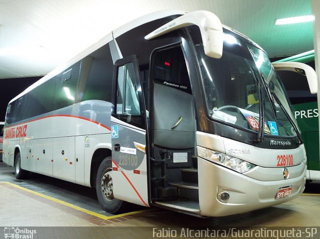 Viação Santa Cruz 228100 na cidade de Guaratinguetá, São Paulo, Brasil, por Fabio Alcantara. ID da foto: 2768083.